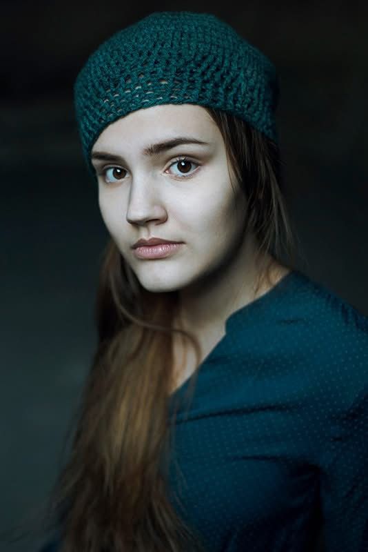 Portret kobiecy w klimacie editorial - studio, detal i kolor